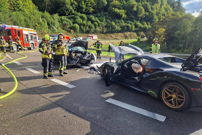 Der Ferrari Fahrer und seine Beifahrerin wurden ebenfalls schwer verletzt.
