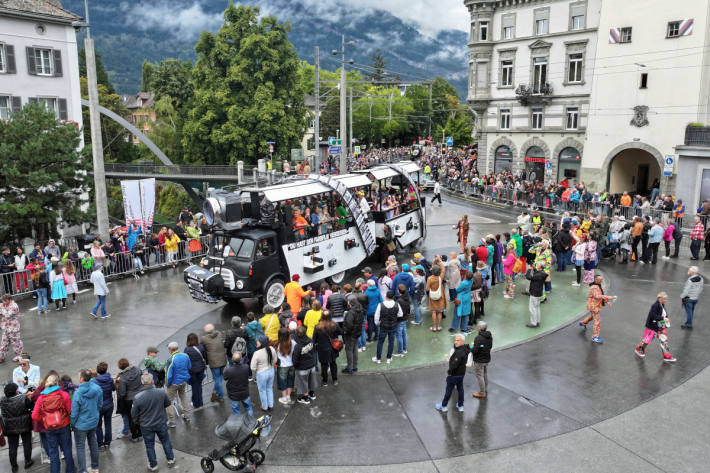 20 Hossamobile und 120 Kleinwagen waren bei der Parade mit dabei.