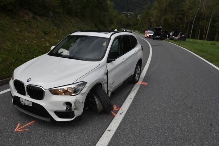 Vorne das Auto des Mannes, hinten schräg auf der Strasse dasjenige der Frau