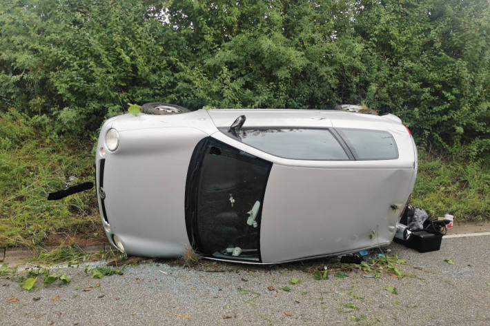 Mit PKW überschlagen in Rhodt unter Rietburg