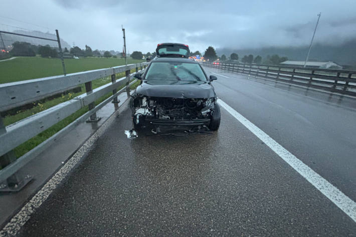 Aufgrund abgefahrener Reifen kam es bei starkem Regen zu Aquaplaning.