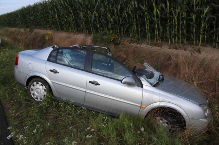 Die Feuerwehr barg den 19-jährigen Fahrer aus Nottuln aus dem Auto