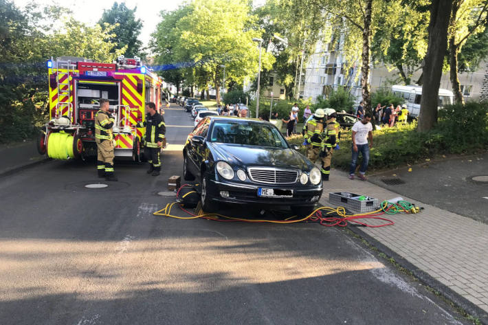 Fußgänger von Auto erfasst und unter Fahrzeug eingeklemmt – tot