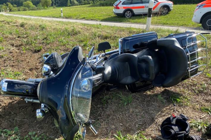 Kontrolle in Ettenhausen im Kanton Thurgau über Motorrad verloren und verunfallt.