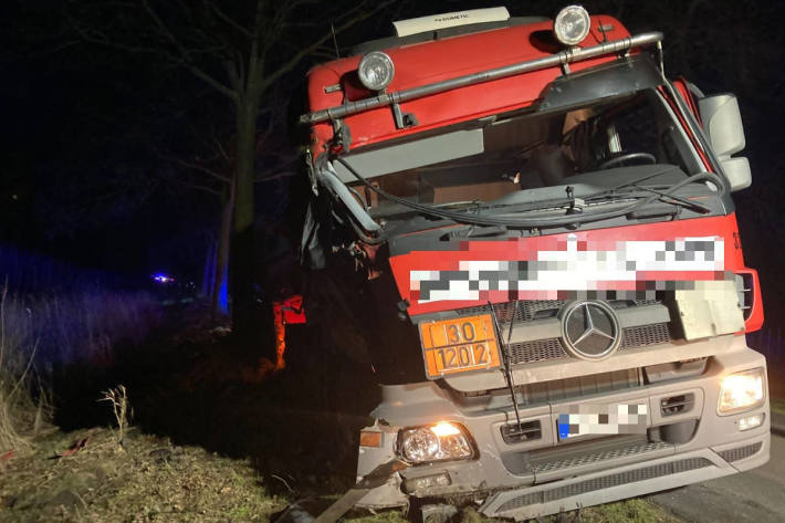 Tank-LKW kommt von der Fahrbahn ab und prallt gegen Baum