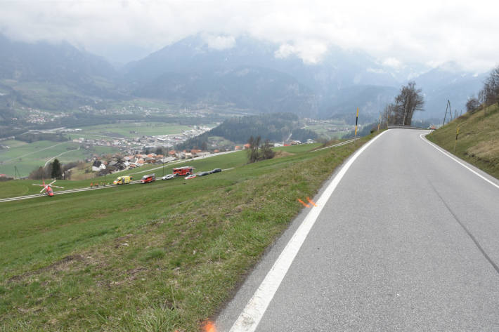 Das Auto fuhr eine Böschung hinunter.