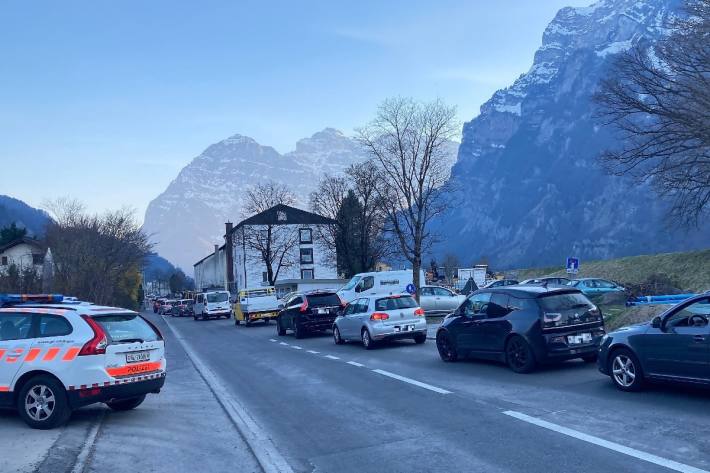 Das Kind hat in Mollis GL auf dem Trottinett ein Auto übersehen.