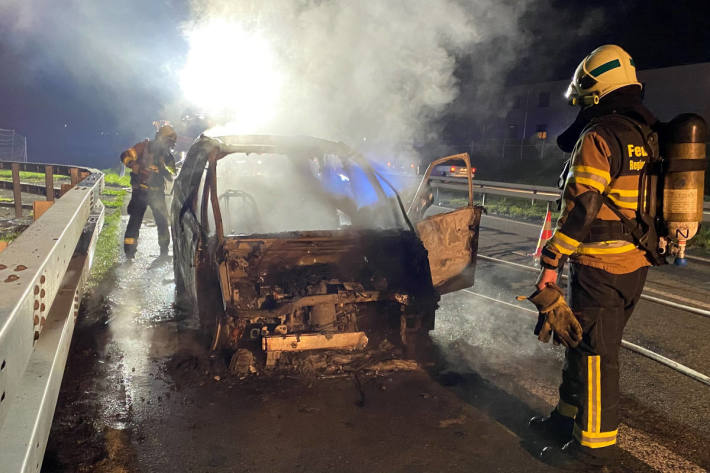 Auto auf der A1 bei Wängi in Flammen aufgegangen