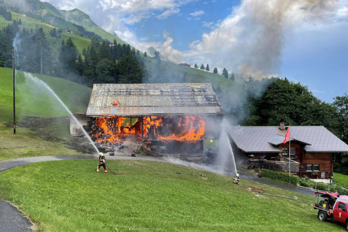 Scheune komplett zerstört bei Brand