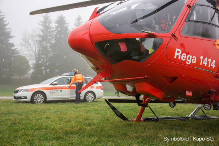 Die Rega flog den Verunfallten ins Spital (Symbolbild - Rega)