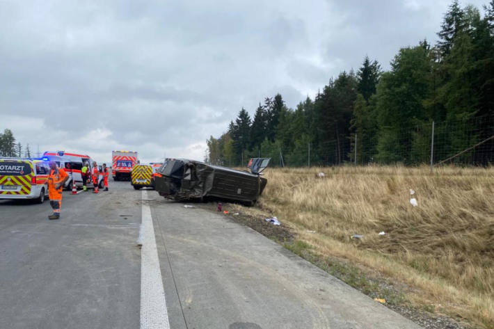 Kleintransporter überschlägt sich nach Reifenplatzer mehrfach auf der A9 