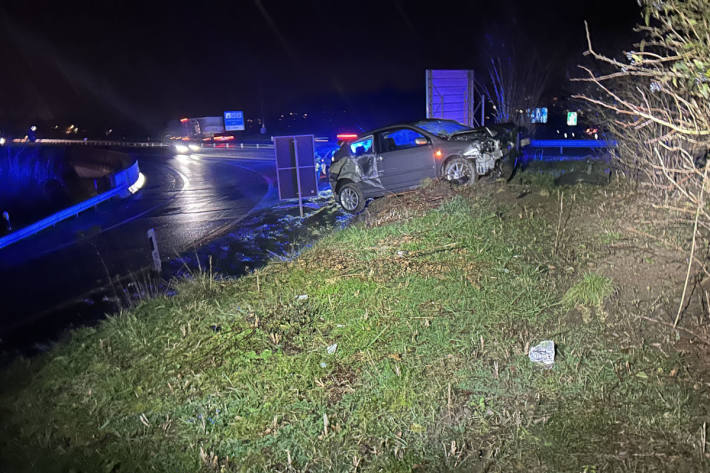 Der Mann blieb beim Unfall unverletzt. Sein Auto erlitt Totalschaden.