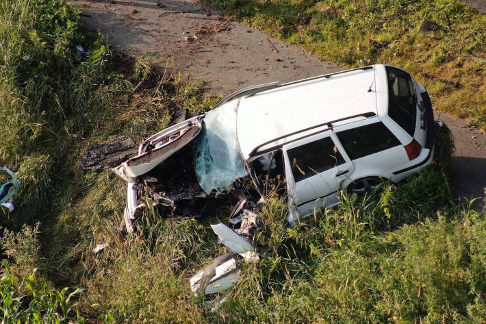 19-jähriger Autofahrer unter Alkoholeinfluss gegen zwei Bäume geprallt  bei Oldendorf-Timmerlande