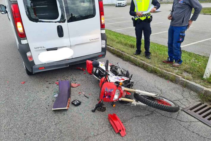 Ein Mopedlenker hatte übersehen, dass die Fahrzeugkolonne vor ihm zum Stehen gekommen war und krachte ungebremst in einen Kleintransporter