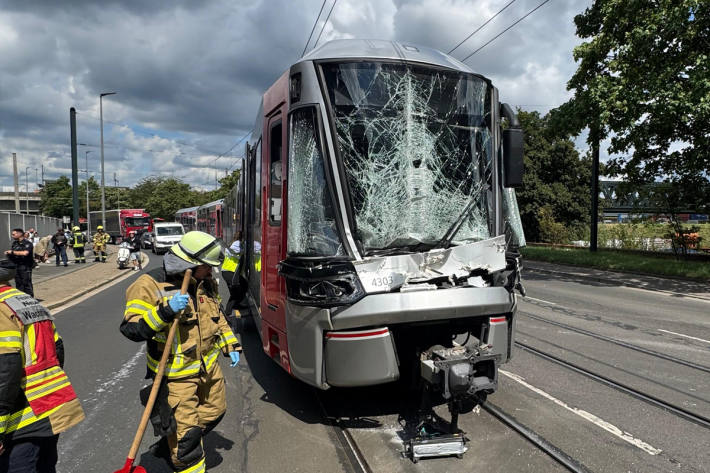 Die Straßenbahn kollidierte mit einem Lkw, fünf Personen wurden verletzt.