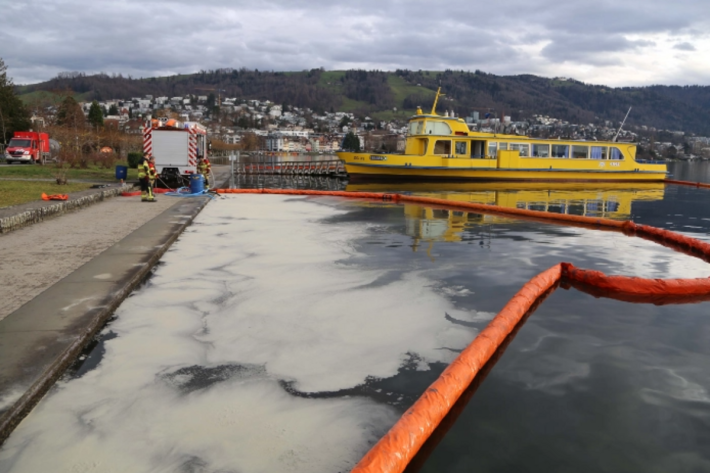 Ölfilm auf dem Zugersee