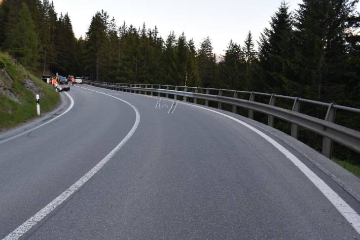 Der Motorradfahrer hat sich beim Verkehrsunfall in Lenz GR schwer verletzt.