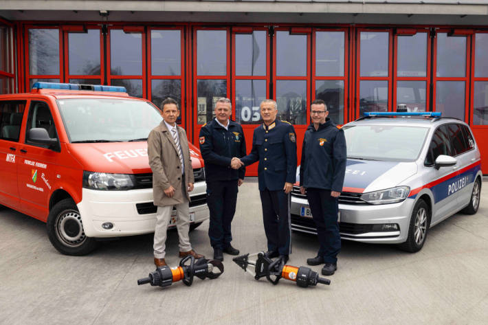 Polizei und Feuerwehr gemeinsam – v.l.: Pfandler, Fahrafellner, Popp, Gründorf