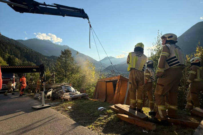 Beim Unfall wurde ein Baustellencontainer über den Abhang gestoßen.