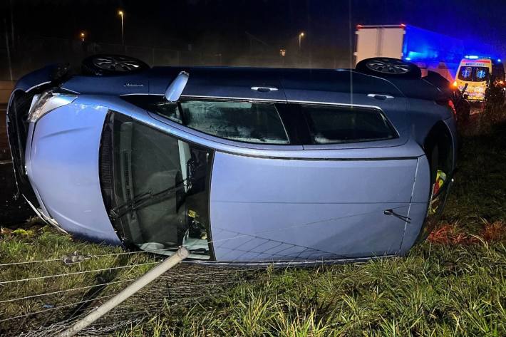 Nach dem Unfall musste der Normalstreifen auf der A1 gesperrt werden.