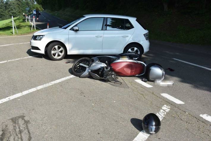Motorrad prallt in Auto in Rorschacherberg 
