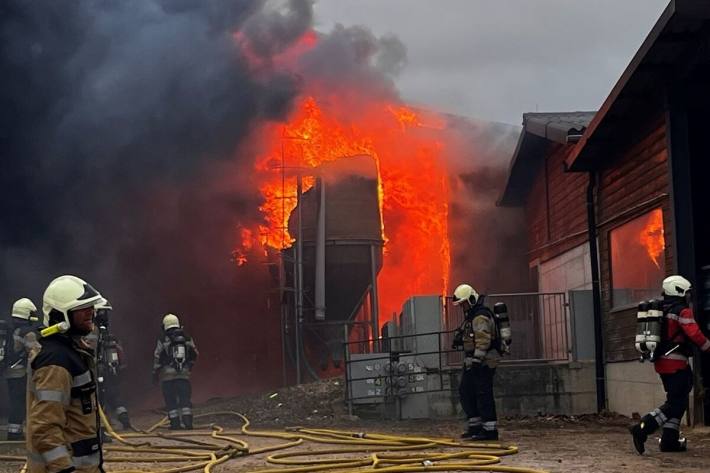  Die Feuerwehr war mit einem Grossaufgebot vor Ort