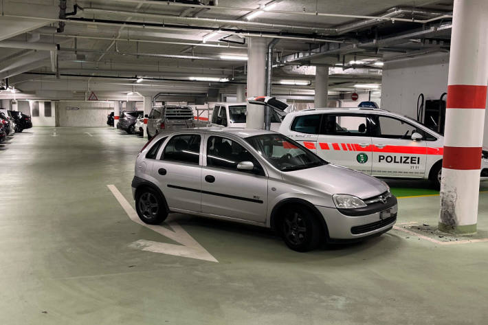 Der 88-jährige Lenker kollidierte im Parkhaus mit einer Stützsäule.