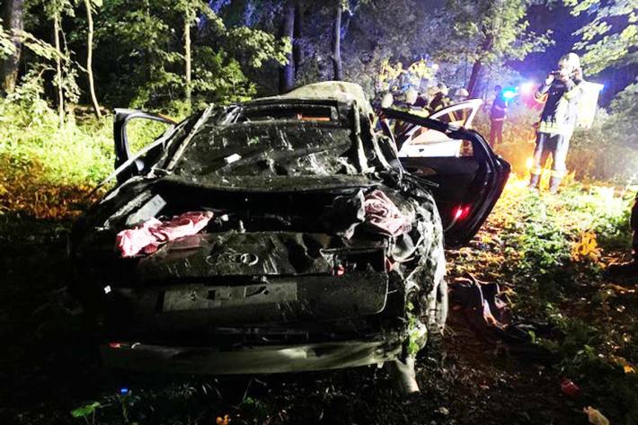 Der Audi liegt völlig zerstört auf einem Waldweg zwischen Wüsten und Bad Salzuflen