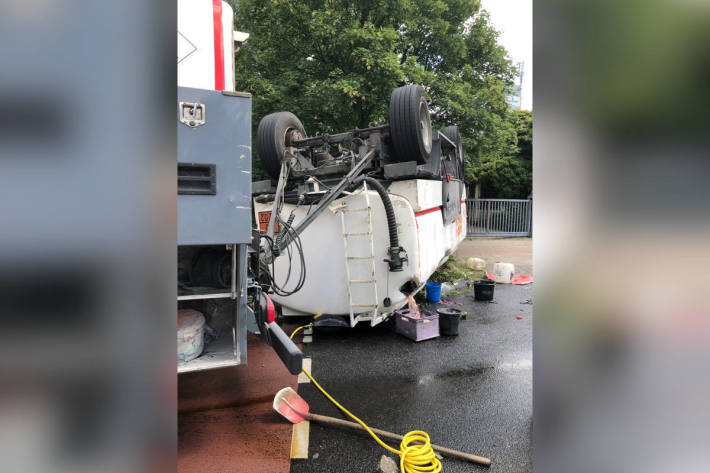 Umgestürzter Tanklaster verliert Öl in Herzogenrath