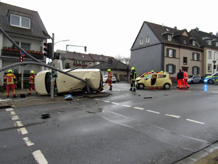 VW überschlägt sich bei Zusammenstoß im Kreuzungsbereich