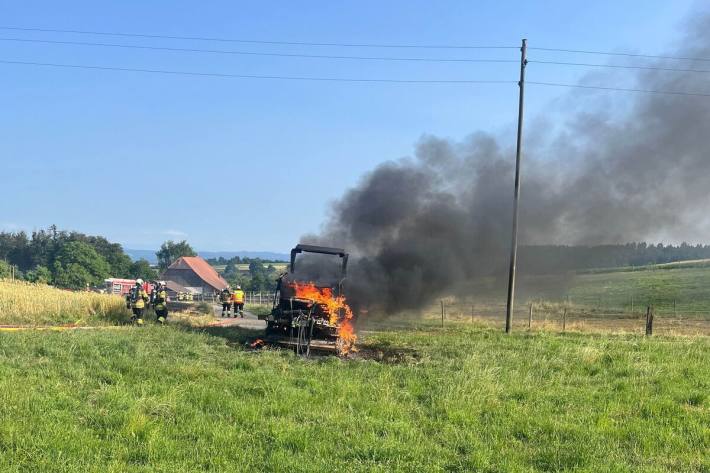 Rundballenpresse in Brand während landwirtschaftlichen Arbeiten