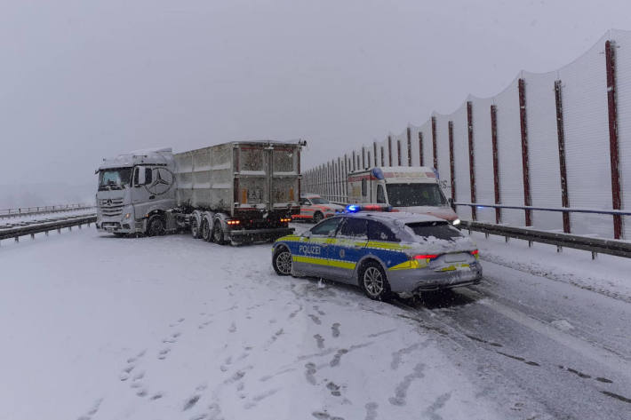 Aprilwetter bringt Schnee und glatte Straßen mit sich 