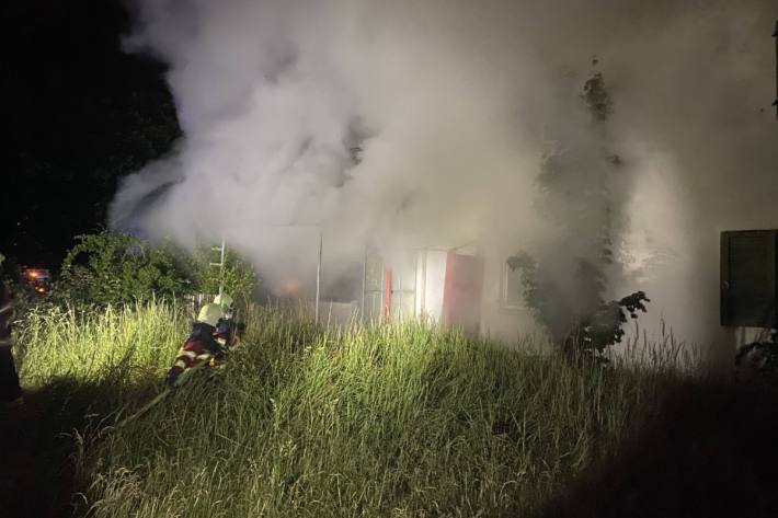 Zwei Einfamilienhäuser brannten in Birr AG.