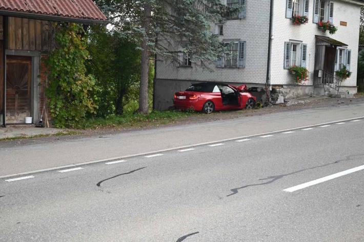 Der Fahrer wurde unbestimmt verletzt