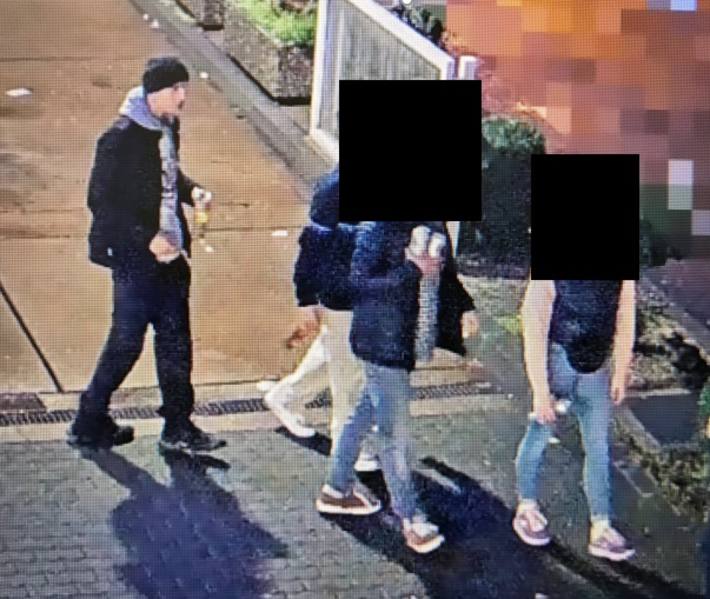 Polizei fahndet mit Fotos nach zwei Raubstraftätern