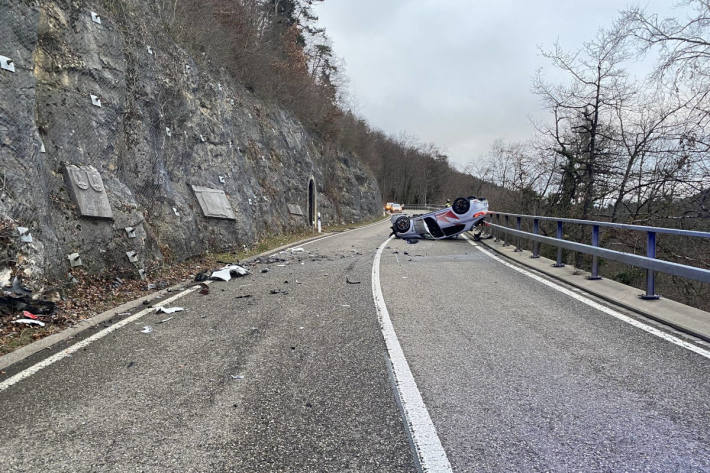 In Felswand gekracht und überschlagen – Fahrer erheblich verletzt