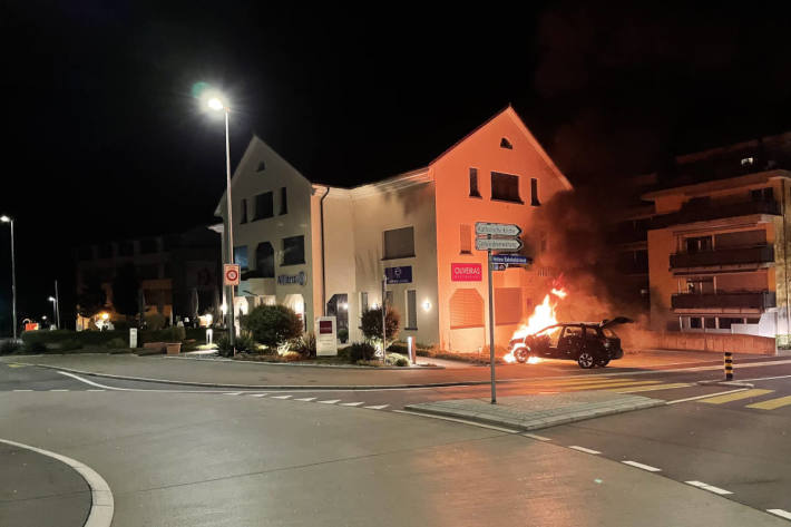 Personenwagen nach Selbstkollision in Vollbrand