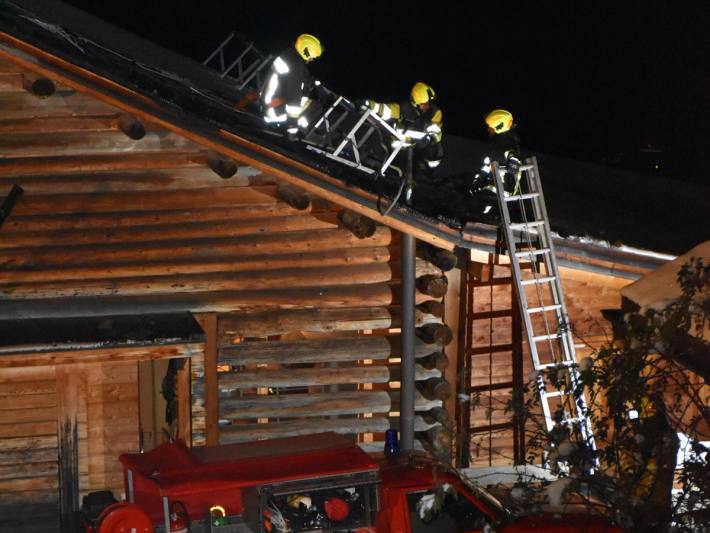 Löscharbeiten bei Brand in Stierva