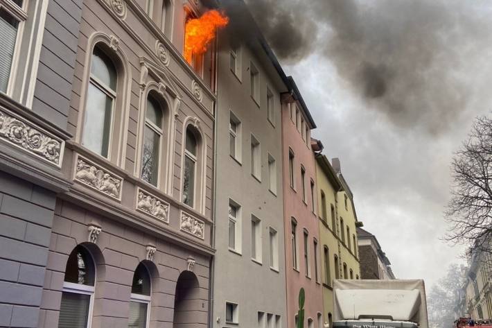 Zimmerbrand auf der Kanalstraße in Neuss.