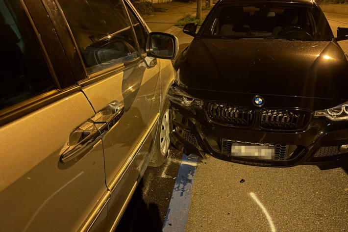 Gegen ein parkiertes Auto geprallt
