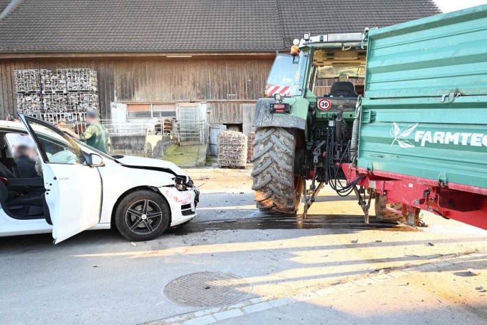 Auto kollidiert mit Traktor