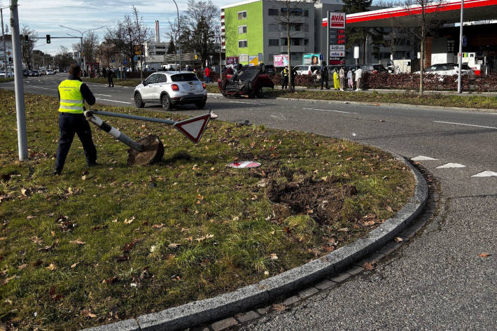 Der Lenker kollidierte mit einem Signalständer bevor das Auto auf dem Dach zum Stillstand kam.