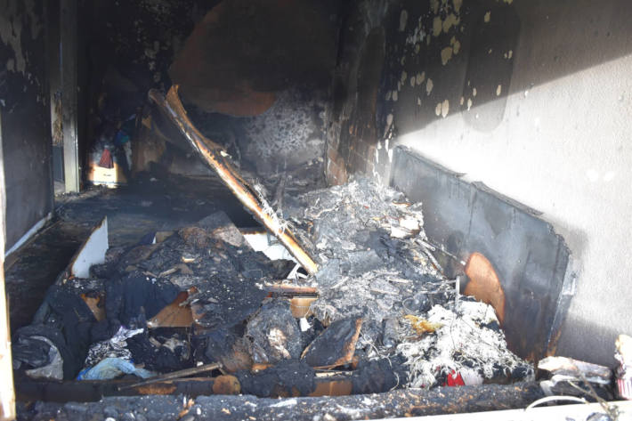 Brandherd im Schlafzimmer der Wohnung im ersten Stock