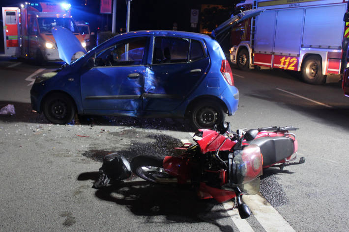 Ein Pkw und ein Motorrad kollidierten bei dem Unfall.