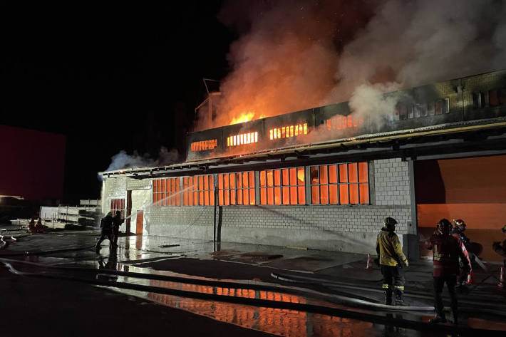 Beim Brand der Lagerhalle in Fideris entsteht grosser Sachschaden.