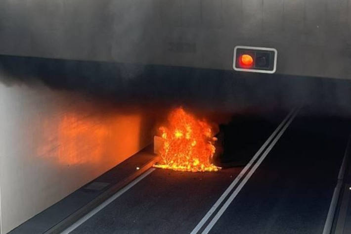 SUV im Tunnel in Flammen gegangen