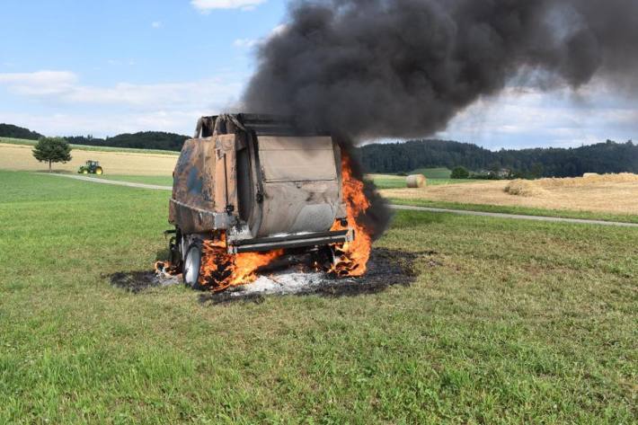 Das Feuer hat die Ballenbpresse komplett zerstört.