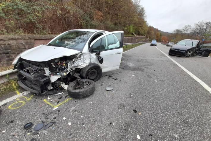 Verunfallte Autos auf der B10.