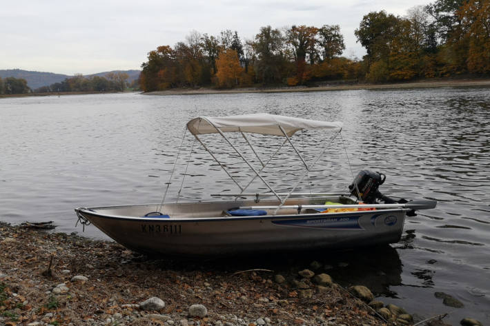 Das Aluboot der Marke Linder war an einem Holzpfosten bei der Pumpstation befestigt.