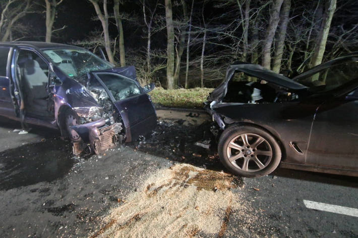 Mehrere schwer verletzte Personen bei Kollision – Straße mehrere Stunden gesperrt